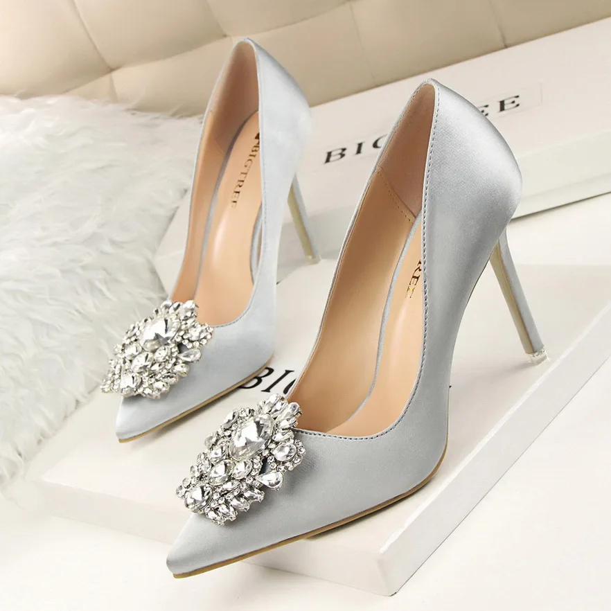 2019 spring new female shallow mouth pointed red high heels wild fine with rhinestone single shoes princess wedding shoes tide
2019 spring new female shallow mouth pointed red high heels wild fine with rhinestone single shoes princess wedding shoes tide