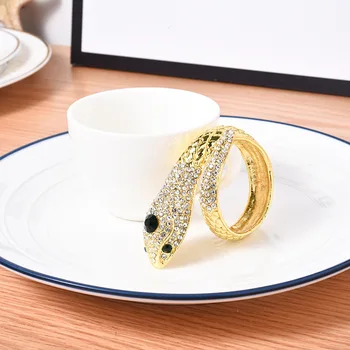 10pcs Gold snake napkin ring mouth cloth pattern model room villa table napkin buckle daily household life table decoration
10pcs Gold snake napkin ring mouth cloth pattern model room villa table napkin buckle daily household life table decoration