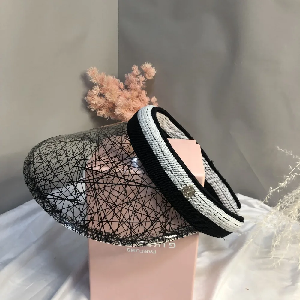 01904-fu51448445 PVC Transparent brim geometry without leisure sun cap men women beach holiday hat
01904-fu51448445 PVC Transparent brim geometry without leisure sun cap men women beach holiday hat