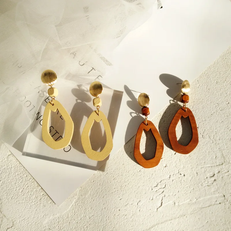 Simple Women Hollowed out Wood Geometric Ears Clip Earrings Rought Cut Wooden Irregular Shape Clip on Earring Without Piercing
Simple Women Hollowed out Wood Geometric Ears Clip Earrings Rought Cut Wooden Irregular Shape Clip on Earring Without Piercing