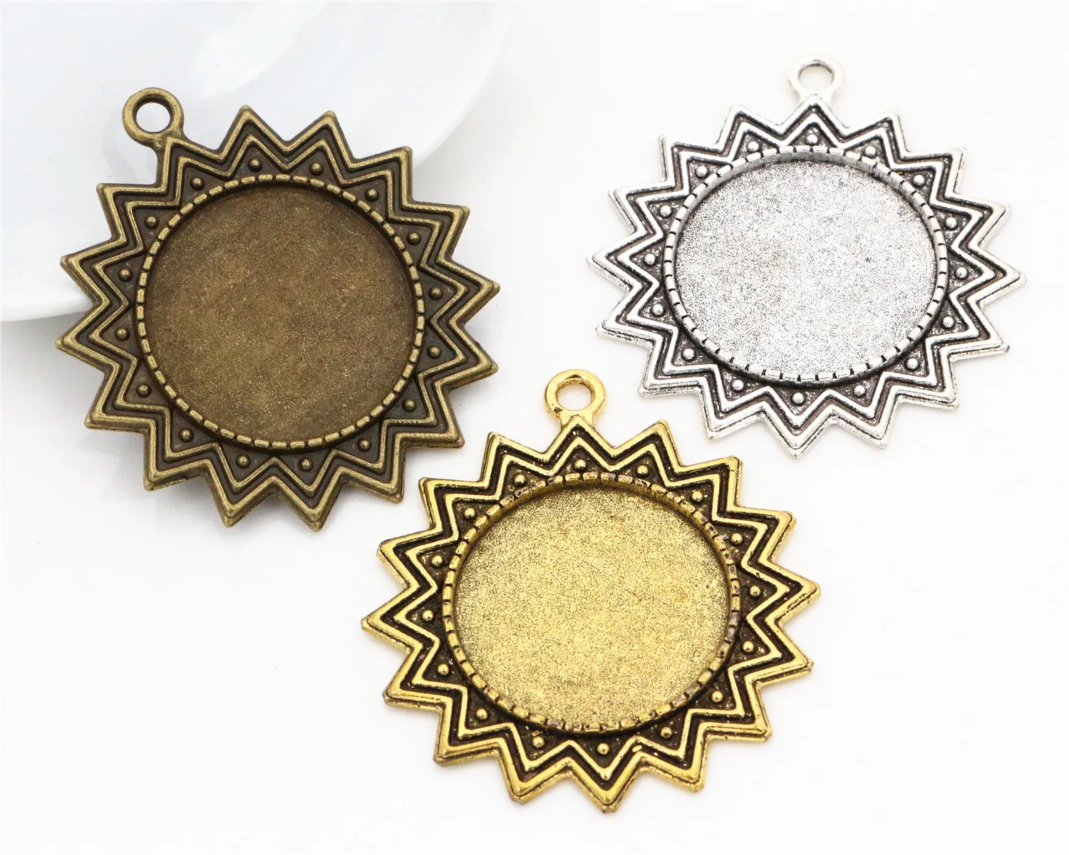 New Fashion 3pcs 25mm Inner Size Antique Silver and Bronze and Antique Gold Flower Style Cabochon Base Setting Charms Pendant
New Fashion 3pcs 25mm Inner Size Antique Silver and Bronze and Antique Gold Flower Style Cabochon Base Setting Charms Pendant