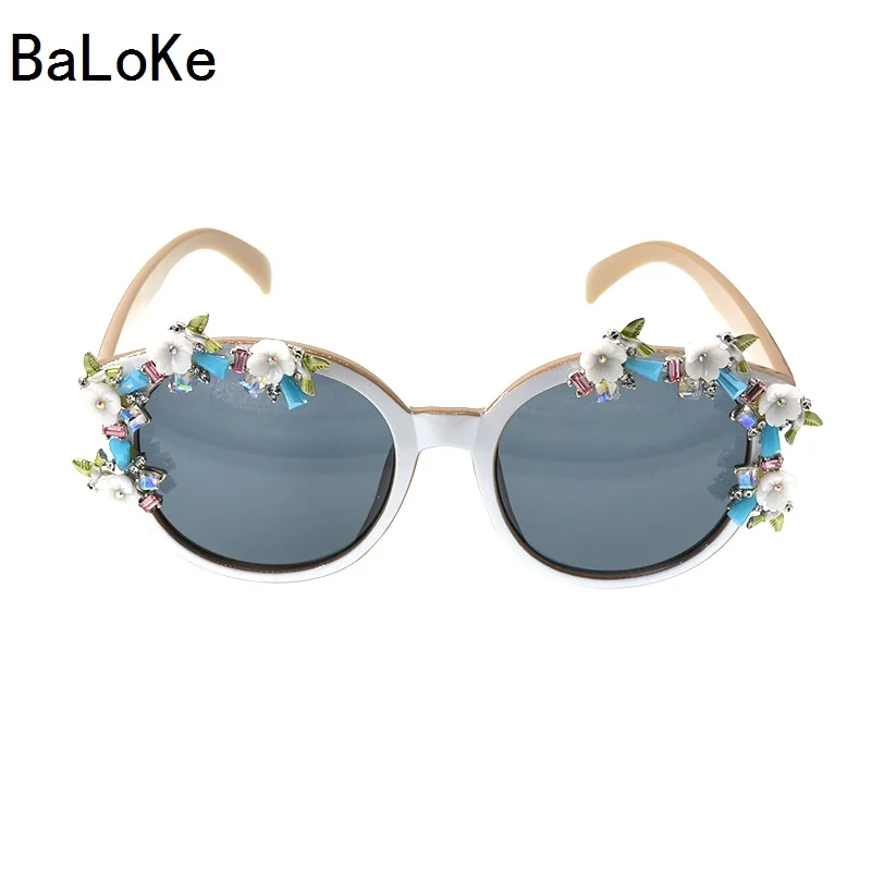 2019 European Style Brand Designer Elegant Retro Baroque Women Sunglasses Square White Frame Flowers Decoration Summer Eyewear
2019 European Style Brand Designer Elegant Retro Baroque Women Sunglasses Square White Frame Flowers Decoration Summer Eyewear
