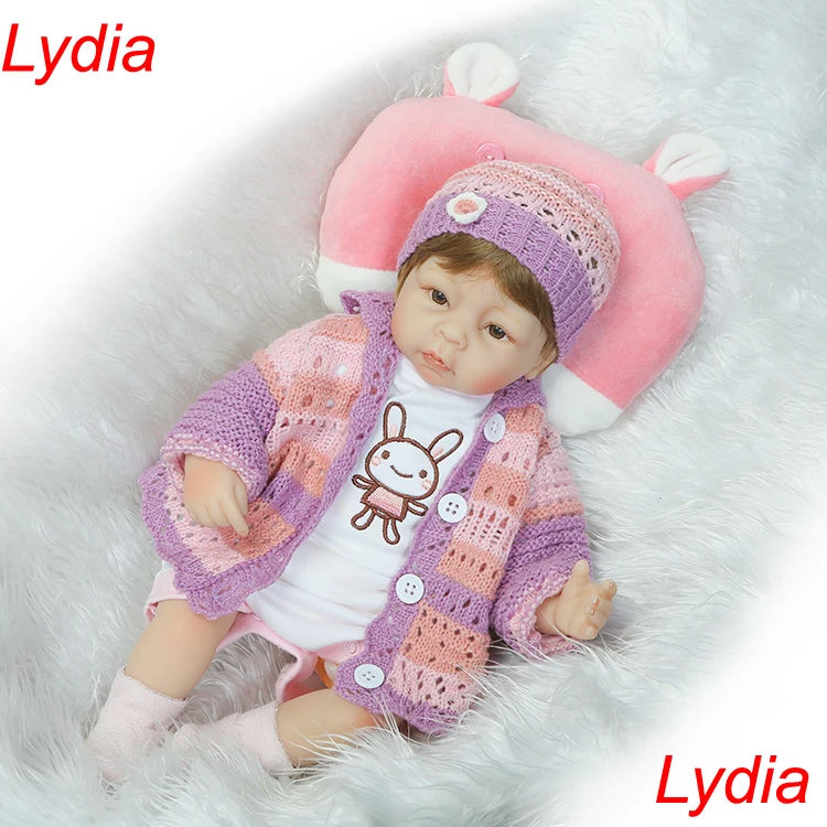 16" soft silicone reborn babies dolls cotton body brown hair wig with pink sweater pillow best children bonecas
16" soft silicone reborn babies dolls cotton body brown hair wig with pink sweater pillow best children bonecas