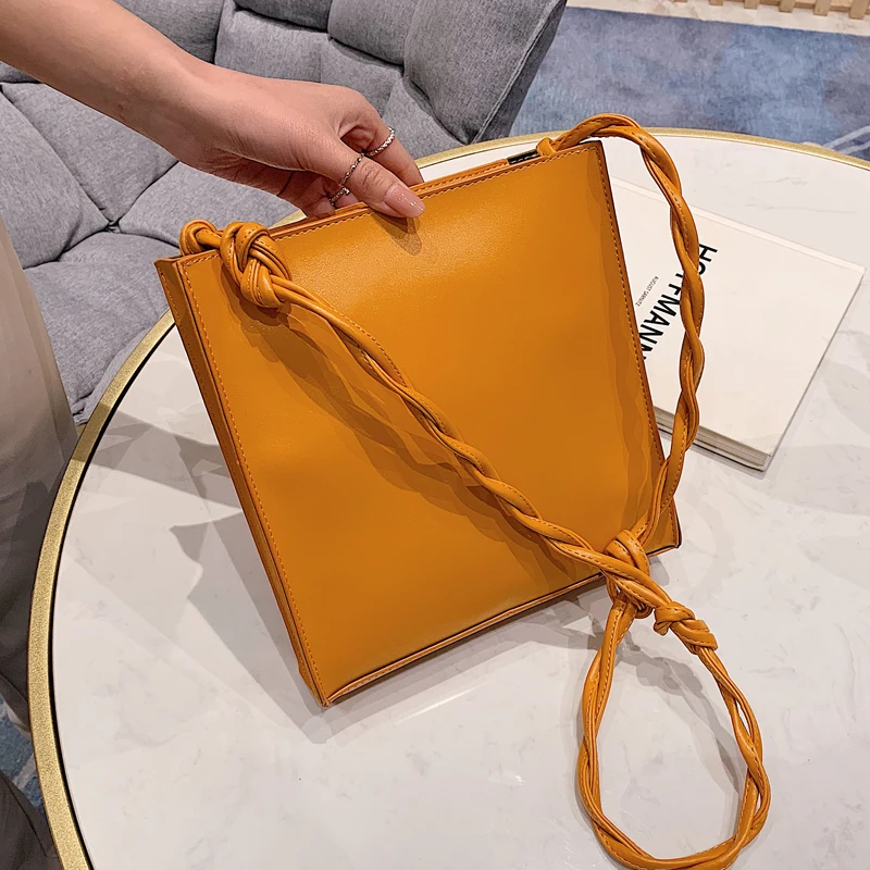 Net red fashion handbag 2019 new wave Korean version of the wild Messenger bag texture one shoulder simple fashion minority bag
Net red fashion handbag 2019 new wave Korean version of the wild Messenger bag texture one shoulder simple fashion minority bag