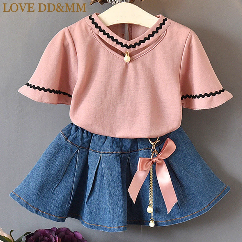 LOVE DD&MM Girls Sets 2019 Summer New Clothing Girls Fashion Hollow V-Neck Short-Sleeved T-Shirt + Denim Skirt Baby Suit
LOVE DD&MM Girls Sets 2019 Summer New Clothing Girls Fashion Hollow V-Neck Short-Sleeved T-Shirt + Denim Skirt Baby Suit