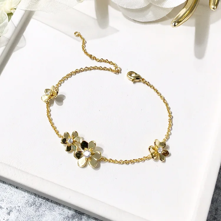 ZOZIRI Brand Gold color Eco friendly Copper Three leaf clover flowers Women Hand Chain Bracelet AAA Zircon Fashion Jewelry
ZOZIRI Brand Gold color Eco friendly Copper Three leaf clover flowers Women Hand Chain Bracelet AAA Zircon Fashion Jewelry