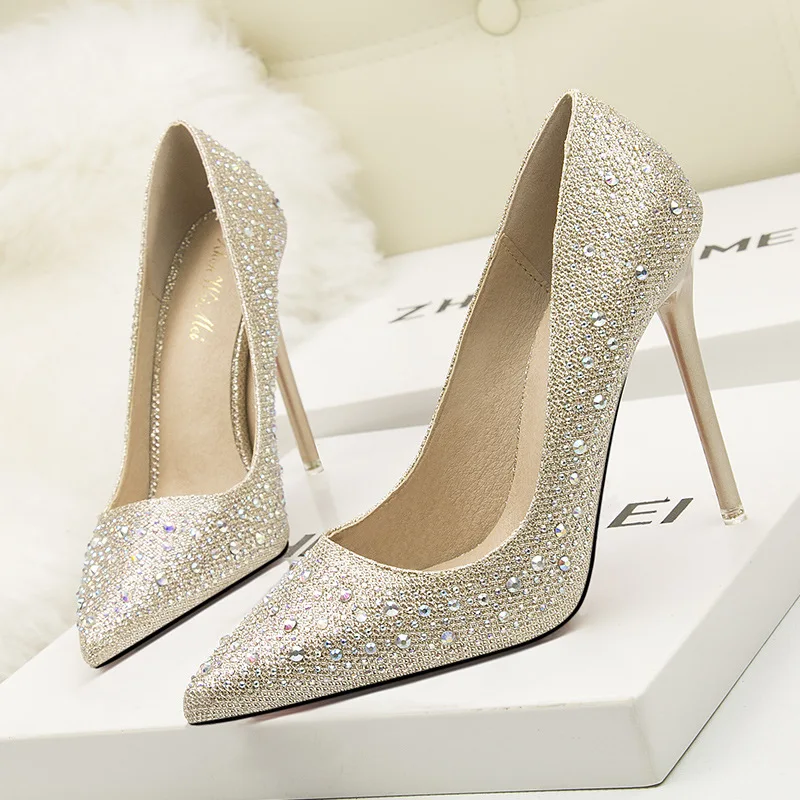 Fashion sweet and elegant, fine with high-heeled shallow mouth, thin pointed diamond, rhinestone shoes
Fashion sweet and elegant, fine with high-heeled shallow mouth, thin pointed diamond, rhinestone shoes
