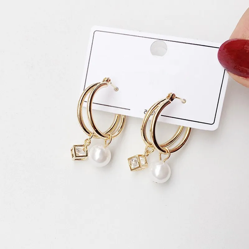 Dominated new double metal pearl earrings Fashionable joker temperament square hollow out crystal Women Drop earrings Jewelry
Dominated new double metal pearl earrings Fashionable joker temperament square hollow out crystal Women Drop earrings Jewelry
