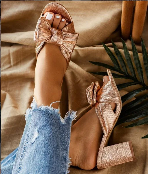 Dames slippers zomer 2019 thick with bow slippers women fashion sexy shallow mouth gold sandals slides women zapatos de mujer
Dames slippers zomer 2019 thick with bow slippers women fashion sexy shallow mouth gold sandals slides women zapatos de mujer