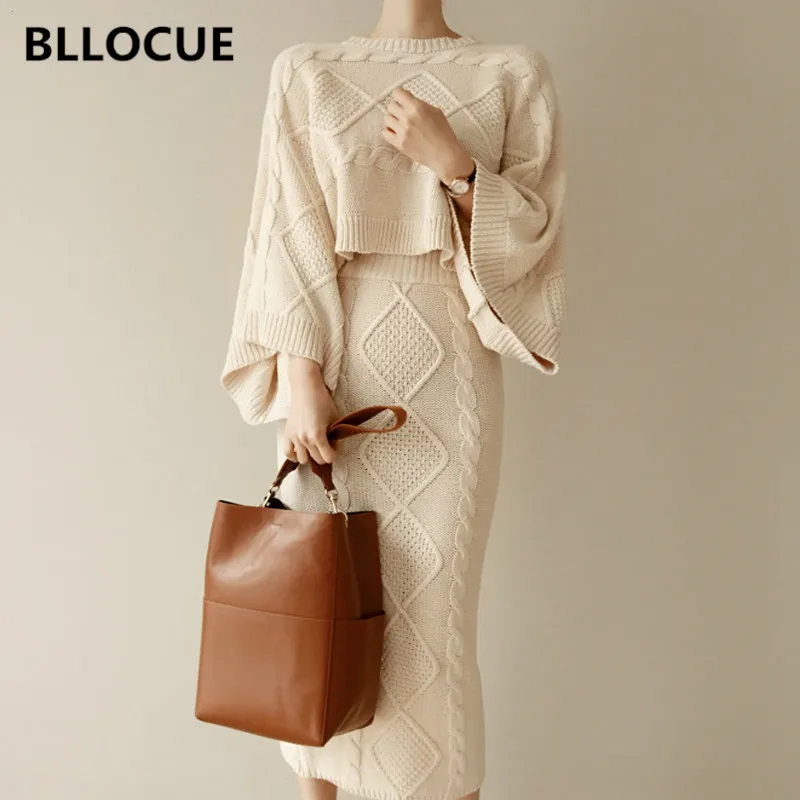 BLLOCUE High Quality 2019 Designer Runway Women Knitted 2 Piece Set Batwing Sleeve Loose Tops+Slim split Long Skirt suit
BLLOCUE High Quality 2019 Designer Runway Women Knitted 2 Piece Set Batwing Sleeve Loose Tops+Slim split Long Skirt suit
