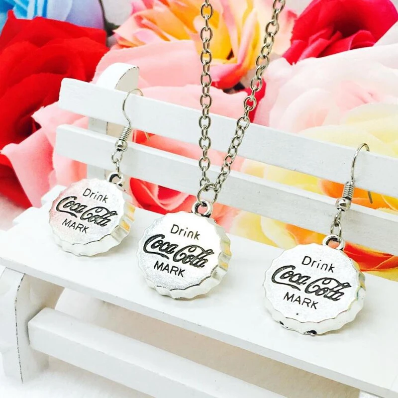 Europe United States Hot Sell Antique Silver Cola Bottle Cap Charm Pendant Necklace Earring Set Women Jewelry Accessories Gift
Europe United States Hot Sell Antique Silver Cola Bottle Cap Charm Pendant Necklace Earring Set Women Jewelry Accessories Gift