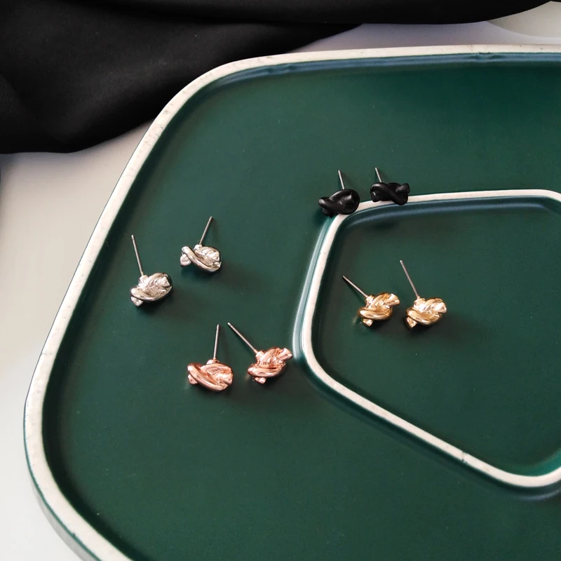 Fashion Irregular Metal Earrings Simple European And American Punk Personality Women's Earrings
Fashion Irregular Metal Earrings Simple European And American Punk Personality Women's Earrings