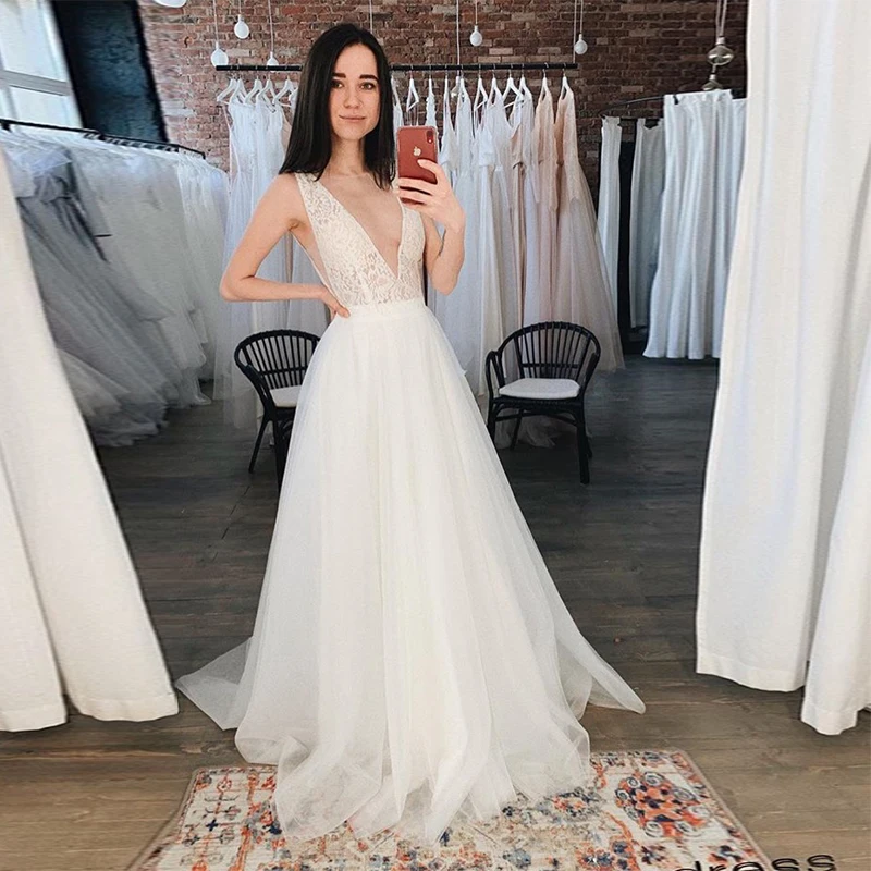 Sexy V-neck Wedding Dress Illusion Bodice Lace Top Tulle Skirt Vestido De Novia 2019 Sweep Train Backless Beach Bridal Dresses
Sexy V-neck Wedding Dress Illusion Bodice Lace Top Tulle Skirt Vestido De Novia 2019 Sweep Train Backless Beach Bridal Dresses