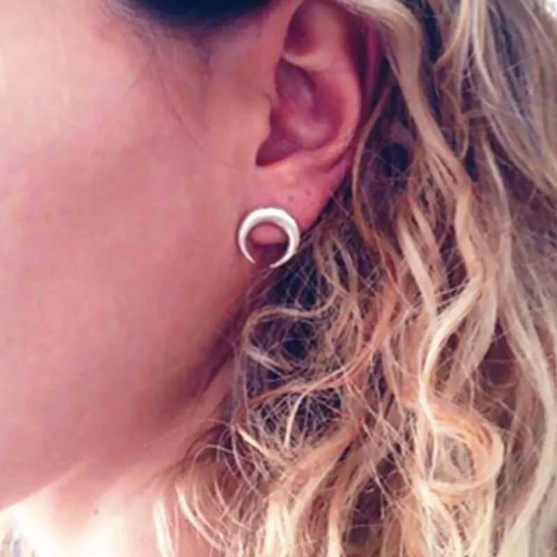 E058 New Crescent Design Stud Earrings Gold Color Moon Stud Earrings Women Fashion Jewelry Wholesale Small Boat Ear Accessories
E058 New Crescent Design Stud Earrings Gold Color Moon Stud Earrings Women Fashion Jewelry Wholesale Small Boat Ear Accessories