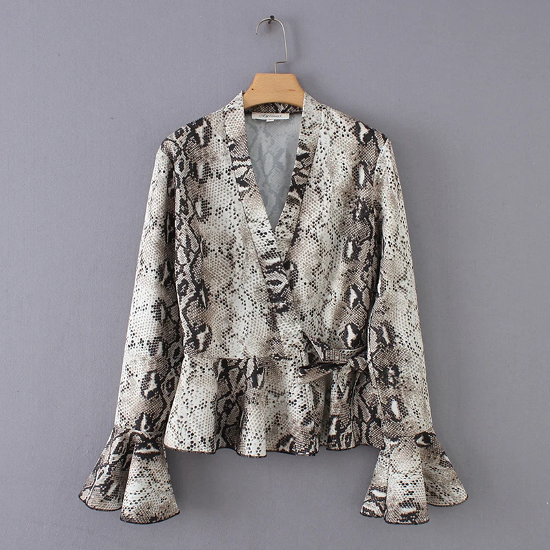 women vintage snake skin print hem ruffles kimono blouse v neck bow tied kimono shirts women streetwear blusas chic tops LS2894
women vintage snake skin print hem ruffles kimono blouse v neck bow tied kimono shirts women streetwear blusas chic tops LS2894