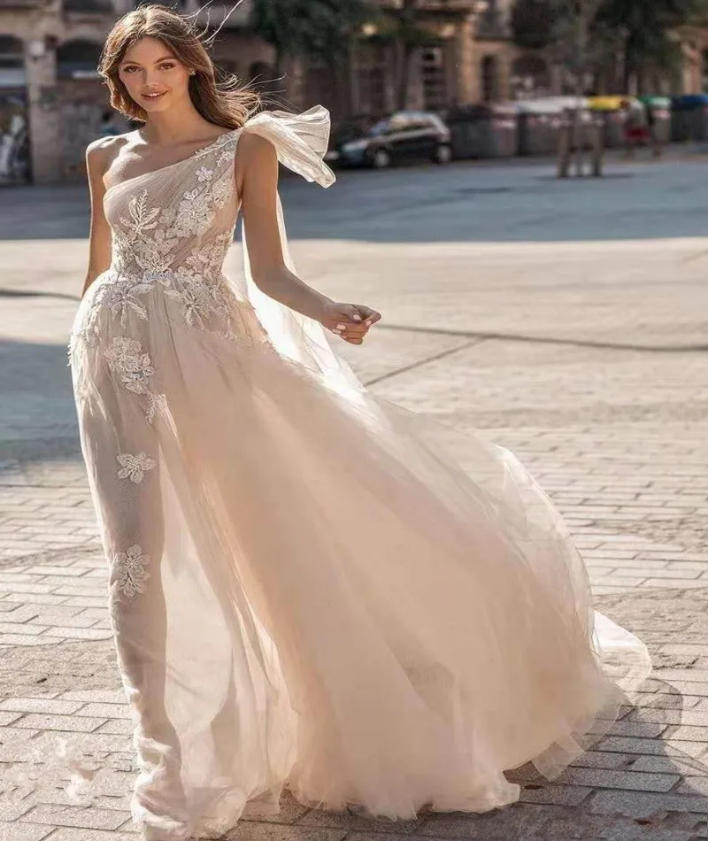 Sexy See Through Tulle Boho Wedding Dress 2019 Lace Beach Wedding Gowns Charming One Shoulder Backless Bohemia Vestido De N
Sexy See Through Tulle Boho Wedding Dress 2019 Lace Beach Wedding Gowns Charming One Shoulder Backless Bohemia Vestido De N
