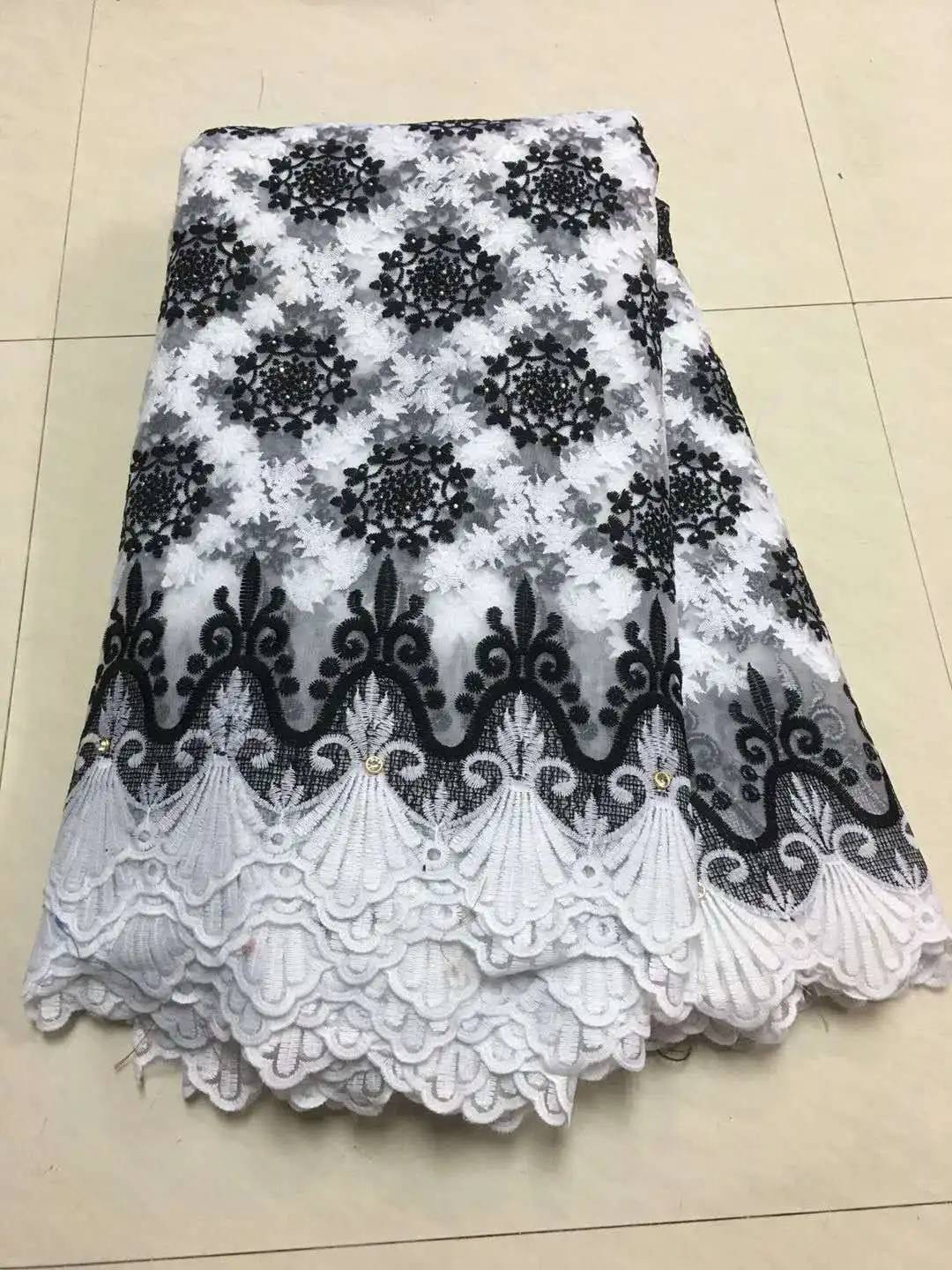 2019 Latest Guipure lace Embroidery designs high quality african cord lace White Black nigerian french mech lace fabric LHX20
2019 Latest Guipure lace Embroidery designs high quality african cord lace White Black nigerian french mech lace fabric LHX20