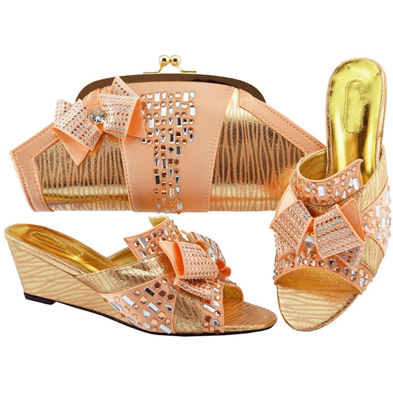 Nigerian Shoes and Matching Bags Set Decorated with Rhinestone Wedding Shoes Bride Cristal Shoes and Bag Set African Sets 2019
Nigerian Shoes and Matching Bags Set Decorated with Rhinestone Wedding Shoes Bride Cristal Shoes and Bag Set African Sets 2019