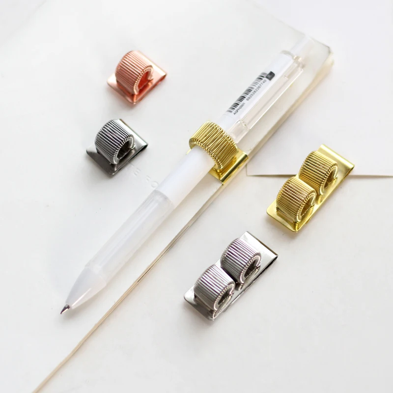 Cute Gold Rose Gold Metal Spring Pen Holder Papeleria Two Holes Traveler Dairy Notebook Pen Holder Office Agenda Memo Pen Clip
Cute Gold Rose Gold Metal Spring Pen Holder Papeleria Two Holes Traveler Dairy Notebook Pen Holder Office Agenda Memo Pen Clip
