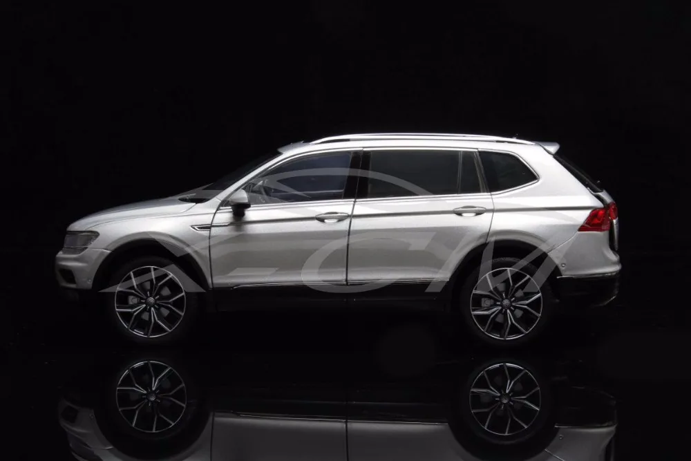 Литья под давлением модели автомобиля 1:18 все новые Tiguan L (серебро) + небольшой