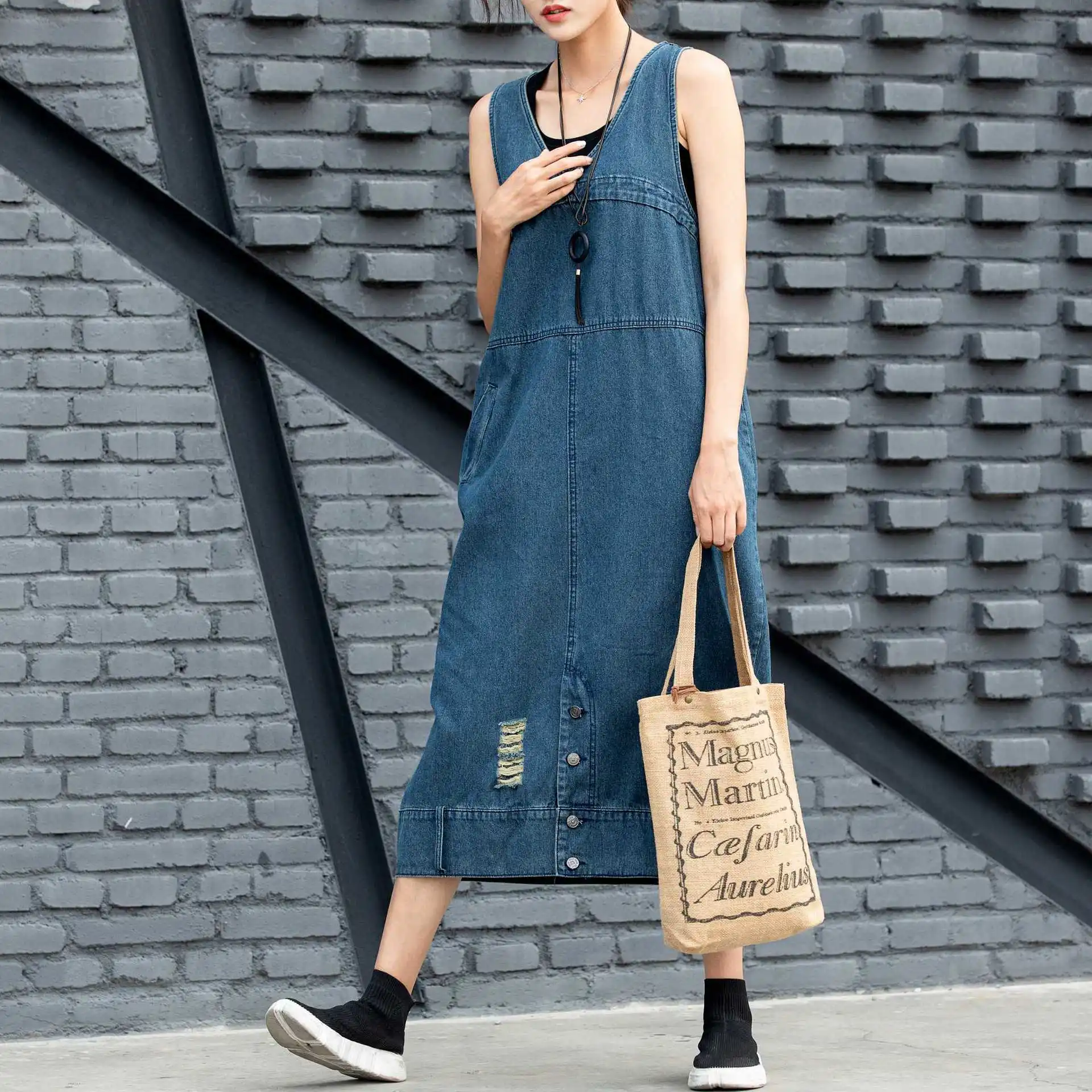 Plus Size Europe V Neck Cowboy Dress New Arrival Baggy Denim Sleeveless Dress Casual Loose Tank Pockets Party Jean Dress
Plus Size Europe V Neck Cowboy Dress New Arrival Baggy Denim Sleeveless Dress Casual Loose Tank Pockets Party Jean Dress