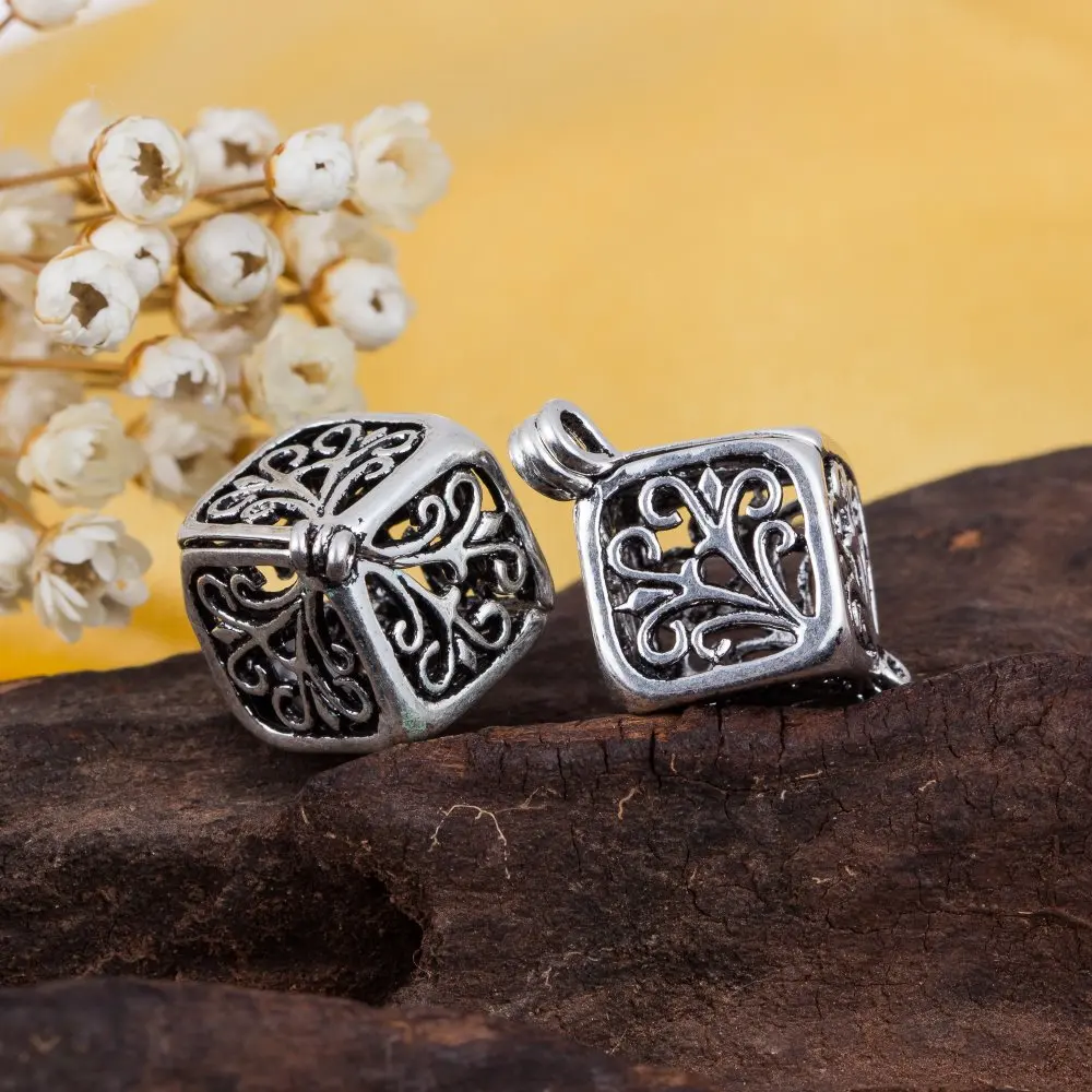 10pcs Antique Vintage Silver Cubic Hollow Tree Cage Diffuser Necklace Essential Oil Aromatherapy Locket Pendants For DIY Perfume
10pcs Antique Vintage Silver Cubic Hollow Tree Cage Diffuser Necklace Essential Oil Aromatherapy Locket Pendants For DIY Perfume
