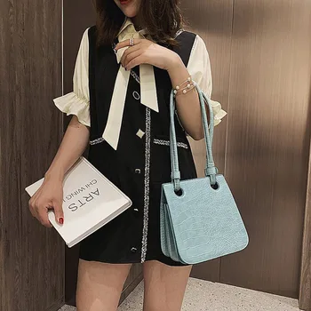 Women's Designer Satchel Bags 2019 Fashion New High quality PU Leather Women Vintage Crocodile Pattern Shoulder Messenger Bag
Women's Designer Satchel Bags 2019 Fashion New High quality PU Leather Women Vintage Crocodile Pattern Shoulder Messenger Bag