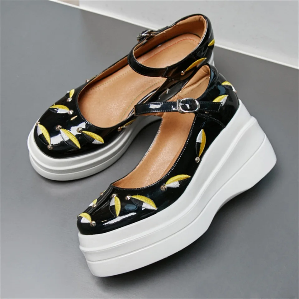 2019 spring and autumn women's shoes high quality patent leather fabric round toe 7CM high heel platform shoes women
2019 spring and autumn women's shoes high quality patent leather fabric round toe 7CM high heel platform shoes women