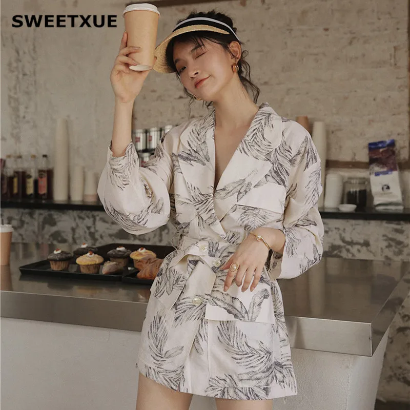 SWEETXUE High Quality Luxury Brand Designer Runway 2019 Autumn Women's Long Sleeve Feather Print Linen Vintage Long Trench Coat
SWEETXUE High Quality Luxury Brand Designer Runway 2019 Autumn Women's Long Sleeve Feather Print Linen Vintage Long Trench Coat
