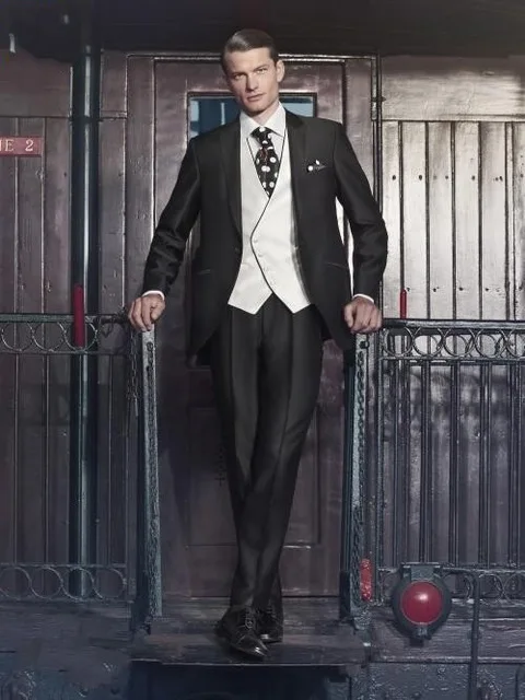 Newest Groom Tuxedo Shiny Black Groomsmen Peak Lapel Wedding/Dinner Suits Best Man Bridegroom (Jacket+Pants+Vest)
Newest Groom Tuxedo Shiny Black Groomsmen Peak Lapel Wedding/Dinner Suits Best Man Bridegroom (Jacket+Pants+Vest)