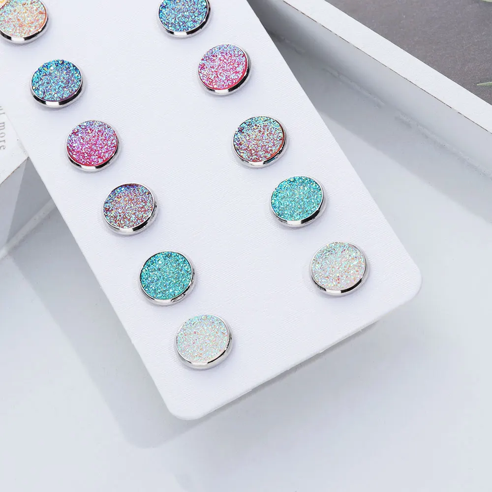 1/6 Pairs/Set Femme 12mm Round Silver Sequins Quartz Stud Earrings Set Bling Sparkly Crystal Rhinestone Ear Studs Charm Jewelry
1/6 Pairs/Set Femme 12mm Round Silver Sequins Quartz Stud Earrings Set Bling Sparkly Crystal Rhinestone Ear Studs Charm Jewelry
