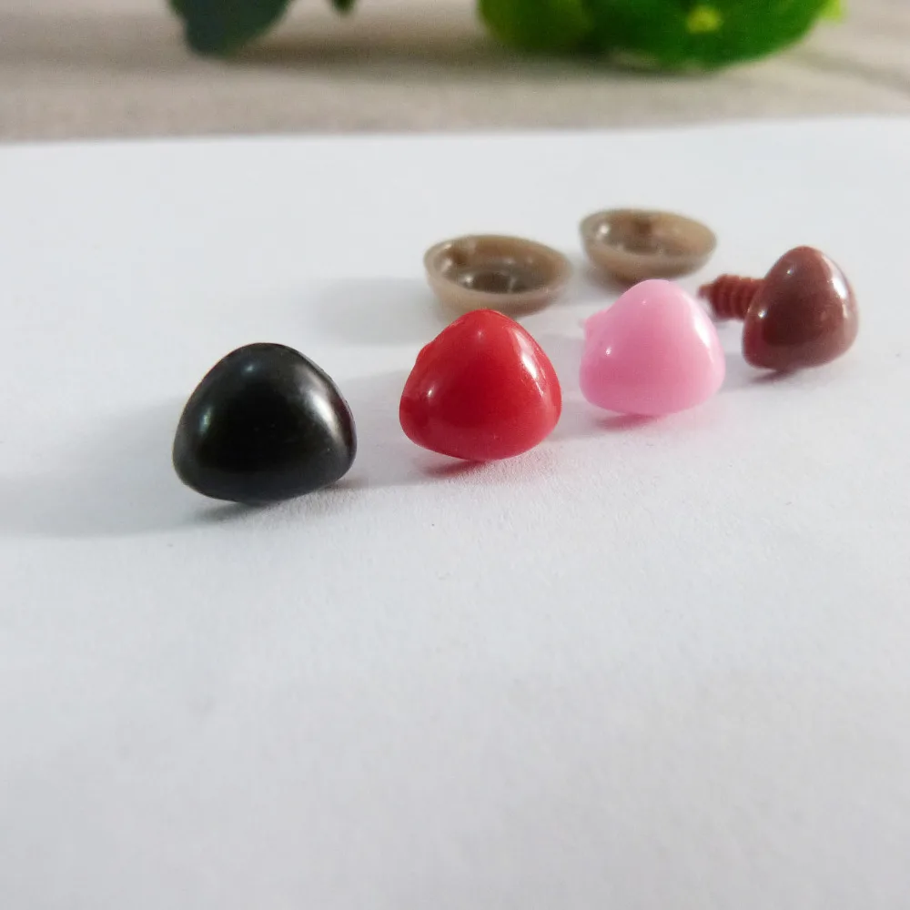 100pcs/lot 9/11/15/18/20/22/26/29/35mm red/black/brown/pink Triangle plastic safety toy noses & soft washer for diy doll
100pcs/lot 9/11/15/18/20/22/26/29/35mm red/black/brown/pink Triangle plastic safety toy noses & soft washer for diy doll