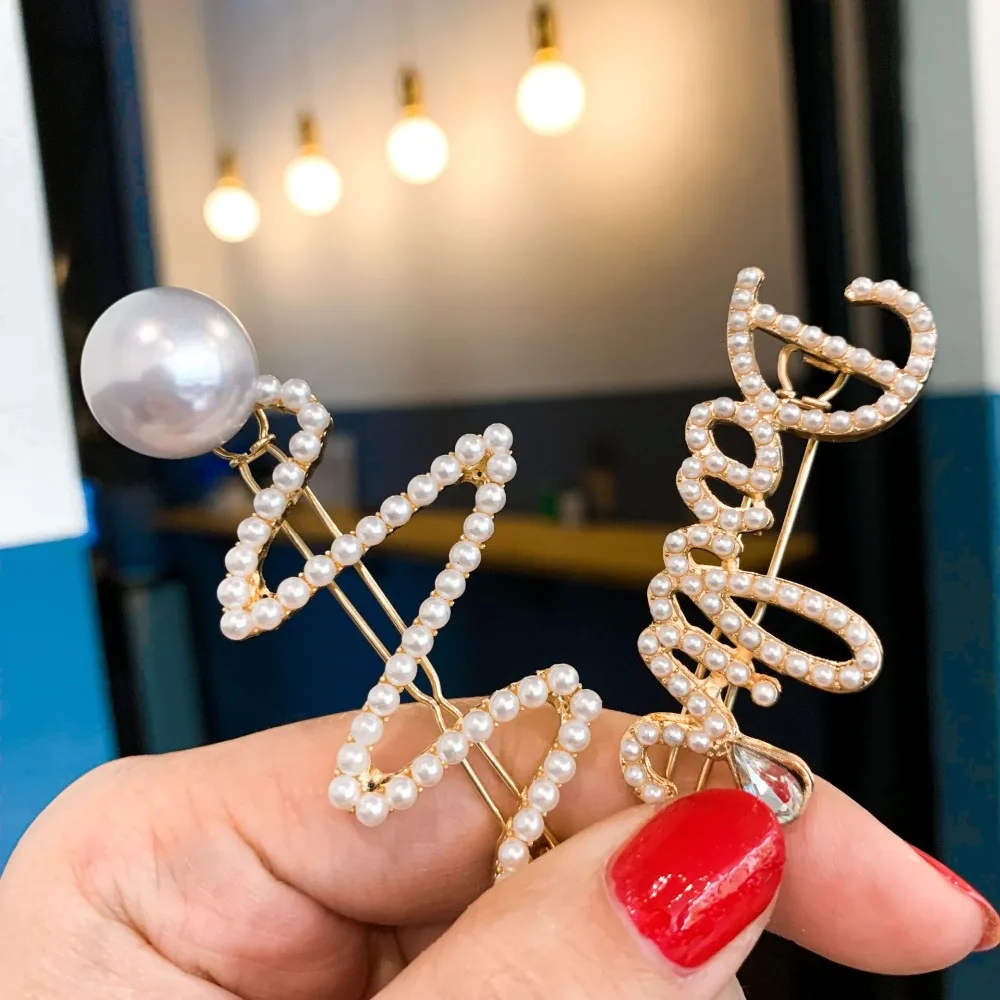 Elegant Women's Letter Pearl Hairpins Korean Sweet Girls Hair Clips Bobby Pins Barrette Hair Accessories For Gifts
Elegant Women's Letter Pearl Hairpins Korean Sweet Girls Hair Clips Bobby Pins Barrette Hair Accessories For Gifts