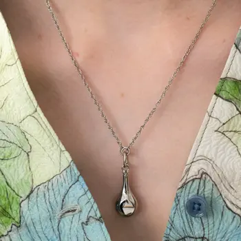 European and American designer perfume perfume bottle necklace can be adjusted freely with metal wind pendant
European and American designer perfume perfume bottle necklace can be adjusted freely with metal wind pendant