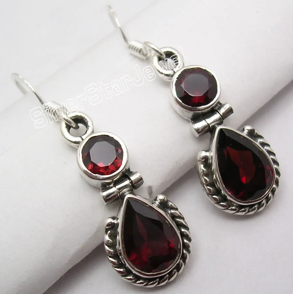 Chanti International Silver GARNET 2 Facetted Gem FRENCH HOOK Earrings 3.3 CM NEW
Chanti International Silver GARNET 2 Facetted Gem FRENCH HOOK Earrings 3.3 CM NEW