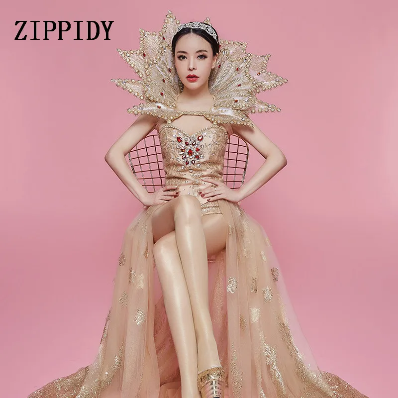 Sexy Queen Luxury Crystals Gold Dance Wear Bright Big Collar Design Female Singer Celebrate Dress Mesh Sequins Costume
Sexy Queen Luxury Crystals Gold Dance Wear Bright Big Collar Design Female Singer Celebrate Dress Mesh Sequins Costume