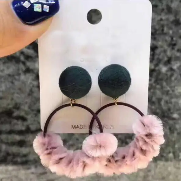 Alloy Round Circle with Fur Ball Drop Earring Warm Christmas Gifts Earrings for Girl Women Winter Round Jewelry
Alloy Round Circle with Fur Ball Drop Earring Warm Christmas Gifts Earrings for Girl Women Winter Round Jewelry