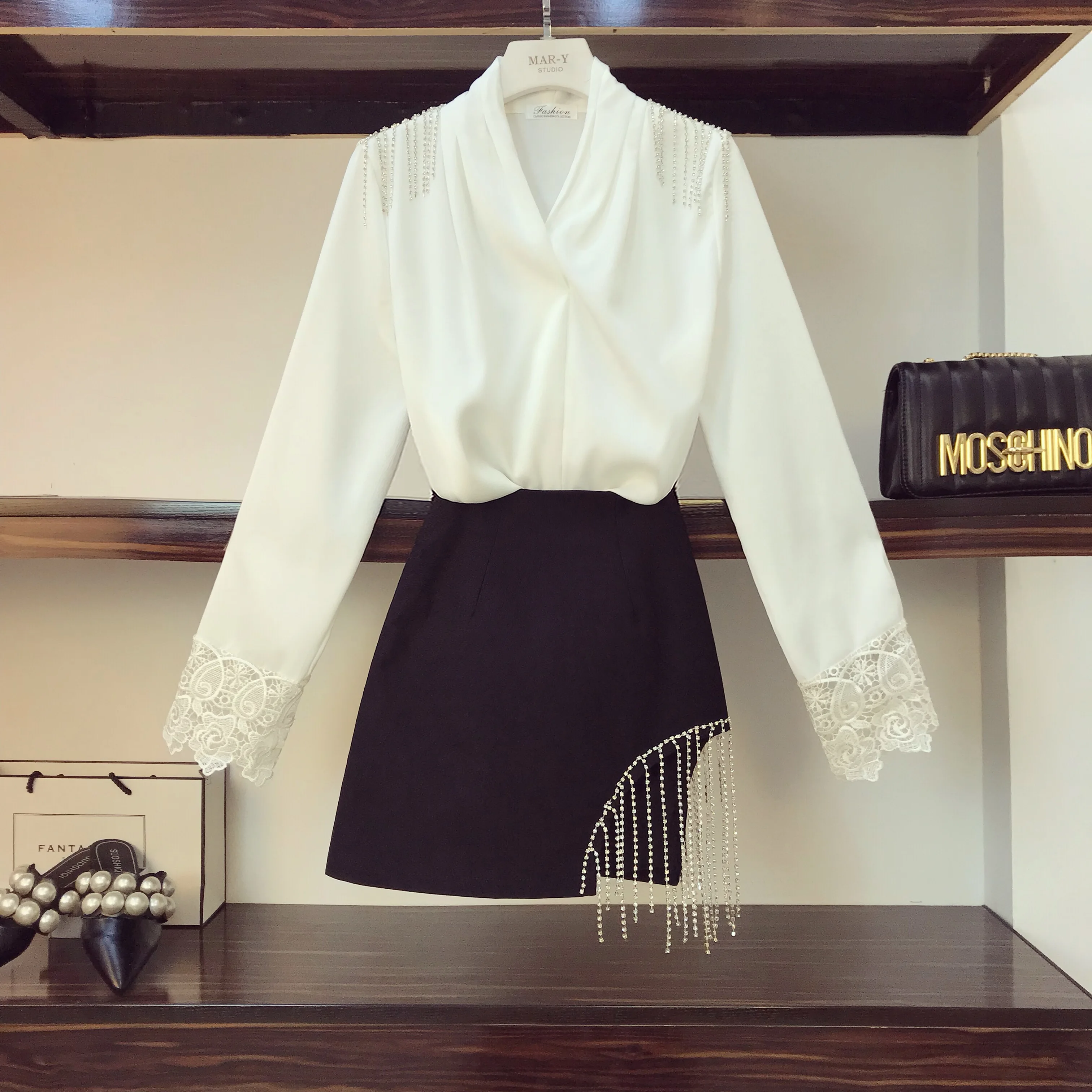 New Spring Fashion Women's Sets V Neck Patchwork Lace Long Sleeve Tops + Irregular Diamond Tassel Short Skirts Female Suits
New Spring Fashion Women's Sets V Neck Patchwork Lace Long Sleeve Tops + Irregular Diamond Tassel Short Skirts Female Suits