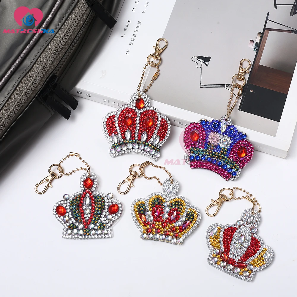 DIY Crystal pattern Diamond Embroidery 5D Diamond Painting Key Chains accessories Round Crown Stickers Double Sided home Decor
DIY Crystal pattern Diamond Embroidery 5D Diamond Painting Key Chains accessories Round Crown Stickers Double Sided home Decor