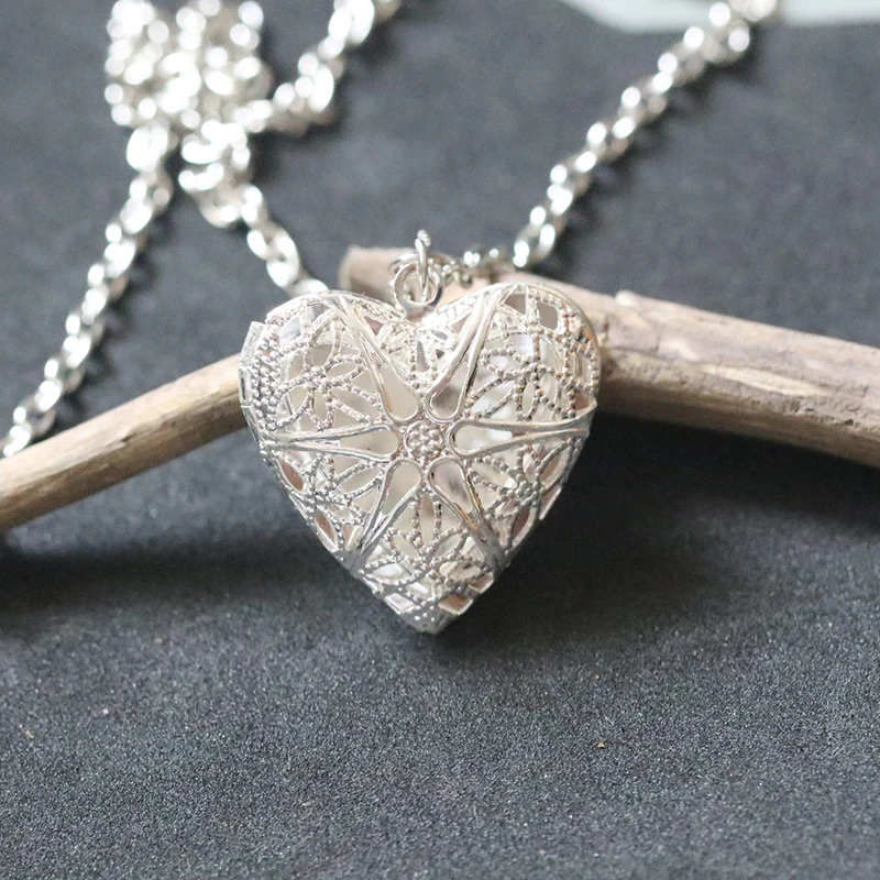 1pcs Aroma Diffuser Necklace Open Antique Vintage Lockets Pendant Perfume Essential Oil Aromatherapy Locket Necklace With Pads
1pcs Aroma Diffuser Necklace Open Antique Vintage Lockets Pendant Perfume Essential Oil Aromatherapy Locket Necklace With Pads