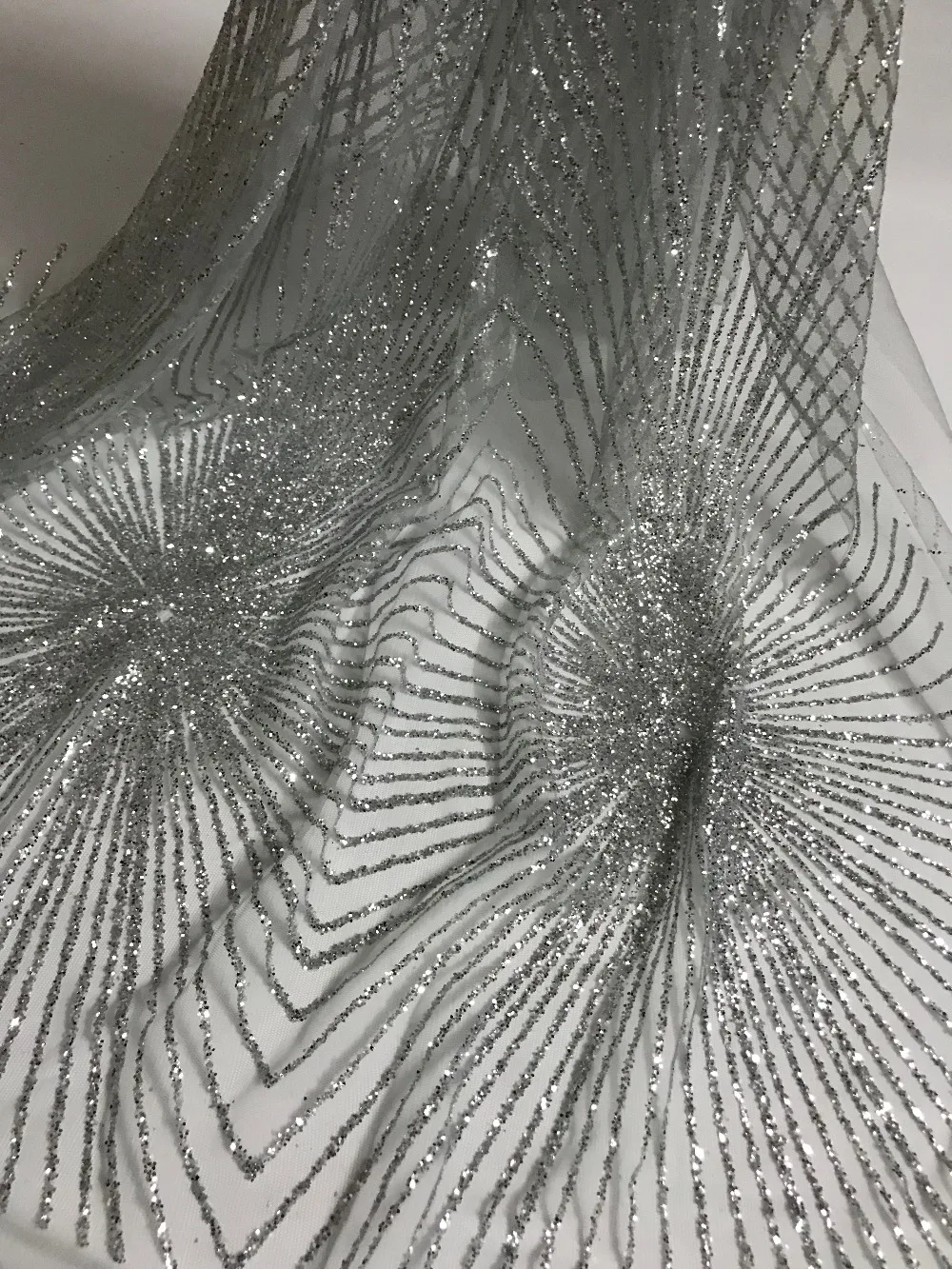 unique sat-71106 glued glitter net lace fabric French net lace fabric with glued glitter decoration
unique sat-71106 glued glitter net lace fabric French net lace fabric with glued glitter decoration