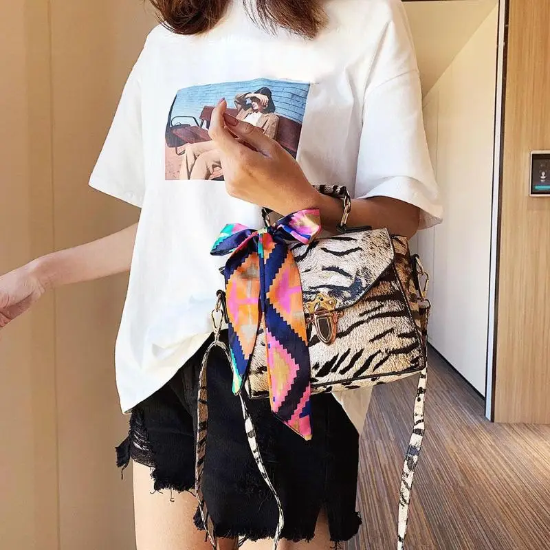 Retro Serpentine Chain Round Animal Print Shoulder Messenger Handbags Women Small PU Leather Female Messenger Crossbody Bags
Retro Serpentine Chain Round Animal Print Shoulder Messenger Handbags Women Small PU Leather Female Messenger Crossbody Bags