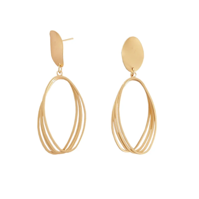 Преувеличенные матовые золотые серьги с отверстиями в европейском стиле простые