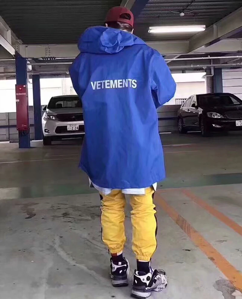 Vetements letter printed hooded raincoat Vetements blue fluorescent yellow hooded jacket Vetements sun protection clothing
Vetements letter printed hooded raincoat Vetements blue fluorescent yellow hooded jacket Vetements sun protection clothing