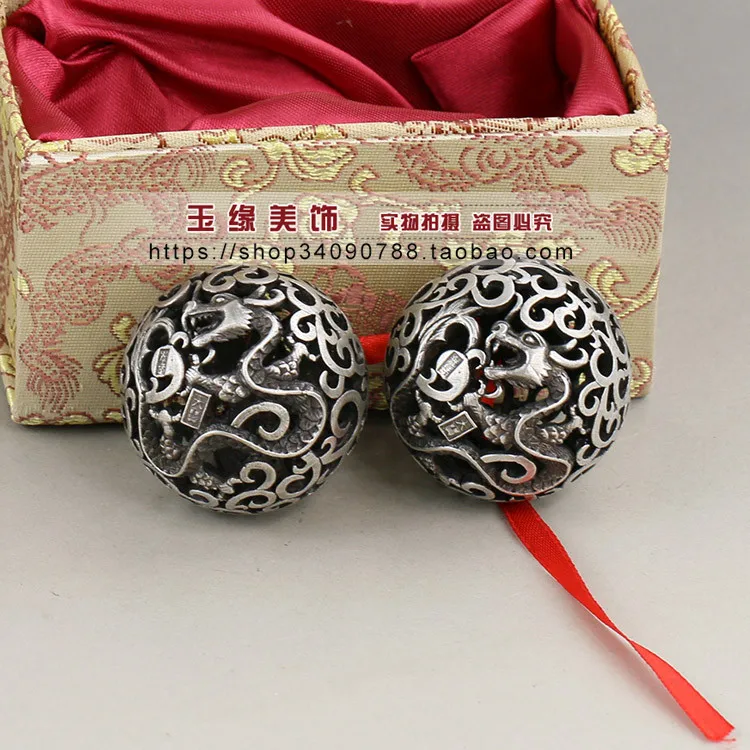 Antique silver hand ball hollowed out dragon and Phoenix ball a pair of free delivery
Antique silver hand ball hollowed out dragon and Phoenix ball a pair of free delivery