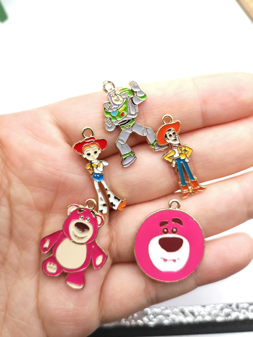 Lot 50pcs cartoon color Toy story Necklace earrings Key chain Metal Charm Pendants DIY Jewelry Making party gifts
Lot 50pcs cartoon color Toy story Necklace earrings Key chain Metal Charm Pendants DIY Jewelry Making party gifts