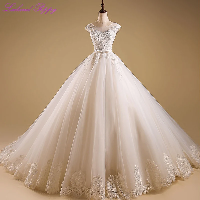 Scoop Neck Ball Gown Tulle Wedding Dresses 2019 Sleeveless Lace Appliques Floor Length Bridal Gowns Chapel Train with Sashes
Scoop Neck Ball Gown Tulle Wedding Dresses 2019 Sleeveless Lace Appliques Floor Length Bridal Gowns Chapel Train with Sashes