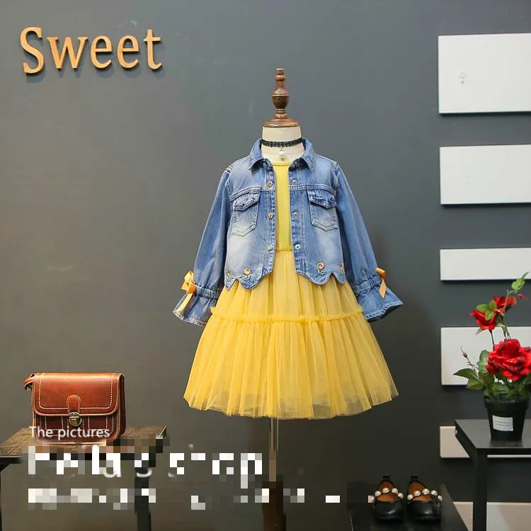 2019 spring new Korean version of the sweet girl vest skirt with bow tie denim jacket two sets
2019 spring new Korean version of the sweet girl vest skirt with bow tie denim jacket two sets