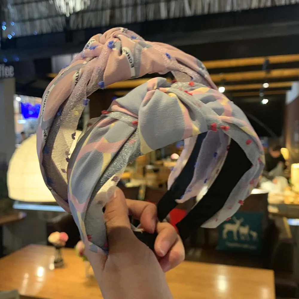 Korean Version Of The New Headwear Fashion Wide-brimmed Knotted Hairpin Simple Wave Dot Mesh Hairband Hair Accessories
Korean Version Of The New Headwear Fashion Wide-brimmed Knotted Hairpin Simple Wave Dot Mesh Hairband Hair Accessories