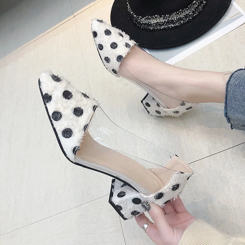 2019 spring new fashion simple wave point pointed high heels women transparent PVC decorative wild casual shoes.
2019 spring new fashion simple wave point pointed high heels women transparent PVC decorative wild casual shoes.